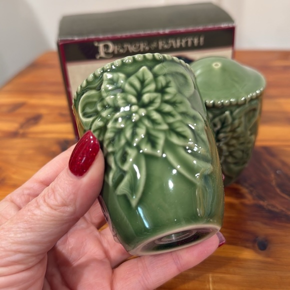 NIB Cracker Barrel Peace on Earth Traditional Collection Salt & Pepper Shakers - Picture 4 of 5